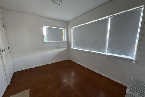 Photo of property in 21 Holdaway Avenue, Northcote, Auckland, 0627