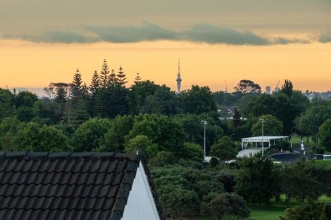 Photo of property in 5/7 Eske Place, Highland Park, Auckland, 2010