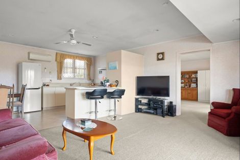 Photo of property in Orange Grove Flats, 2/549 Childers Road, Te Hapara, Gisborne, 4010