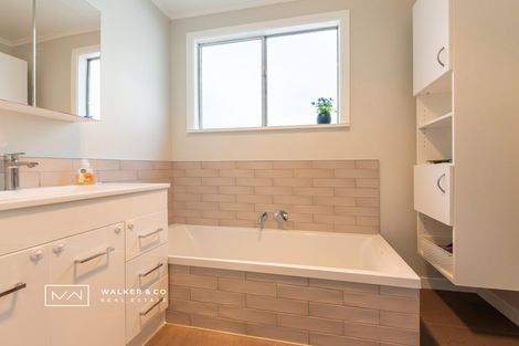 Photo of property in 5 Elmslie Road, Pinehaven, Upper Hutt, 5019