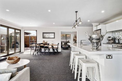 Photo of property in 3 Saint Heliers Grove, Fitzherbert, Palmerston North, 4410