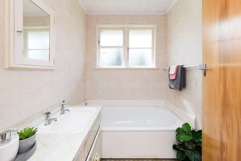 Photo of property in 25 Ruamahanga Crescent, Terrace End, Palmerston North, 4410