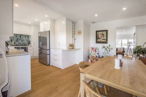 Photo of property in 2/41 Merani Street, Narrow Neck, Auckland, 0622