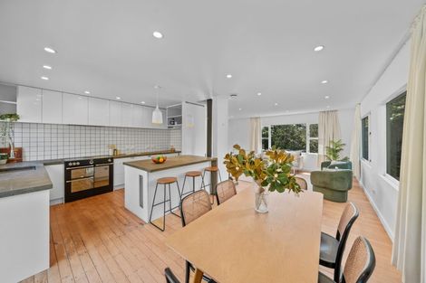 Photo of property in 1 Wakely Road, Newlands, Wellington, 6037