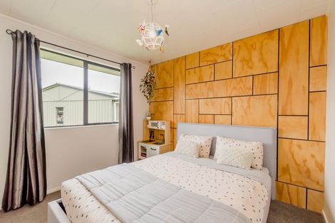 Photo of property in 11 Victor Grove, Waikanae Beach, Waikanae, 5036