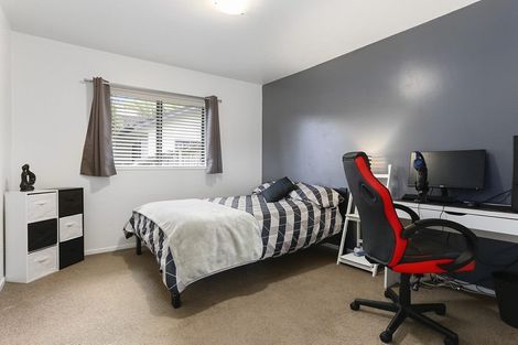 Photo of property in 11 Greenleaf Way, Northcross, Auckland, 0630