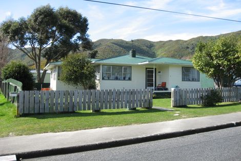 Photo of property in 5 Castlerea Street, Wainuiomata, Lower Hutt, 5014
