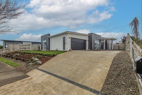 Photo of property in 10 Monaco Grove, Fitzherbert, Palmerston North, 4410