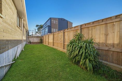 Photo of property in 2/13 Northall Road, New Lynn, Auckland, 0600