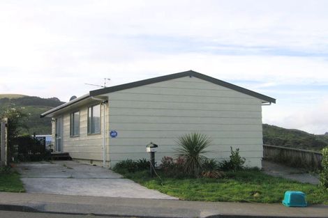 Photo of property in 16a Fernhaven Grove, Newlands, Wellington, 6037