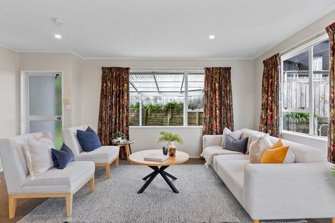 Photo of property in 12 Evesham Place, Newlands, Wellington, 6037