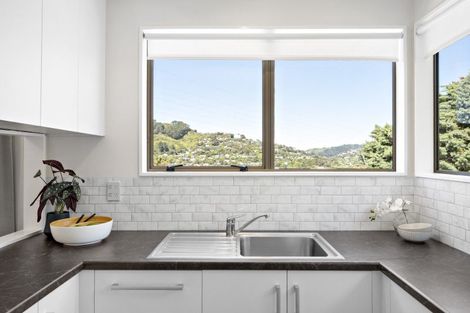 Photo of property in 5 Sasanqua Way, Crofton Downs, Wellington, 6035