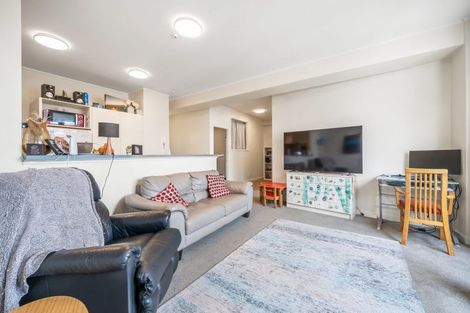 Photo of property in 17 Kent Terrace - Kent Apartments, 5c/16 Kent Terrace, Mount Victoria, Wellington, 6011