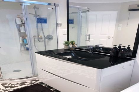 Photo of property in 2 Taroka Close, Pinehill, Auckland, 0632