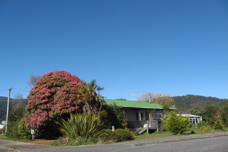 Photo of property in 21 Monteith Street, Ross, 7812