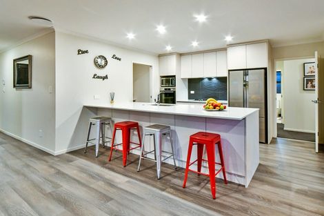 Photo of property in 16 James Elliot Way, Pokeno, 2402