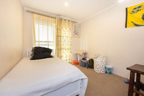 Photo of property in 2 Chelsea View Drive, Chatswood, Auckland, 0626