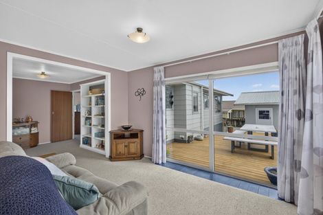 Photo of property in 100 Riversdale Drive, Merrilands, New Plymouth, 4312