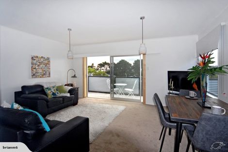 Photo of property in 7a Cheyne Walk, Newlands, Wellington, 6037