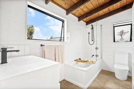 Photo of property in 37 Collins Road, Melville, Hamilton, 3206