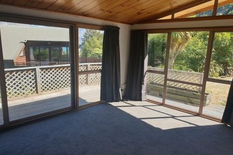 Photo of property in 8 Evergreen Place, Sunshine Bay, Queenstown, 9300