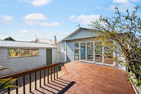 Photo of property in 100 Onepu Road, Lyall Bay, Wellington, 6022