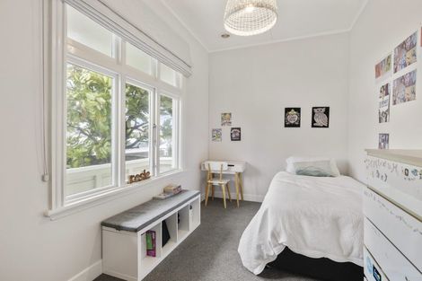 Photo of property in 112 Onepu Road, Lyall Bay, Wellington, 6022