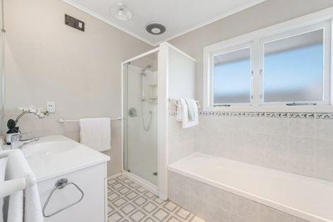 Photo of property in 1/53 Uxbridge Road, Mellons Bay, Auckland, 2014