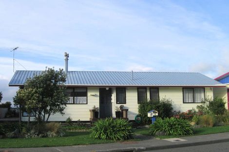 Photo of property in 6 Fernhaven Grove, Newlands, Wellington, 6037