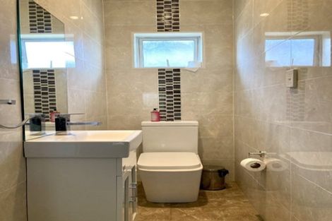 Photo of property in 16 Midhurst Avenue, Henderson, Auckland, 0612