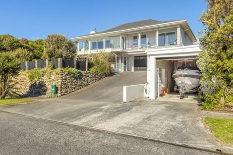 Photo of property in 8 Ara Kuaka, Waikanae Beach, Waikanae, 5036