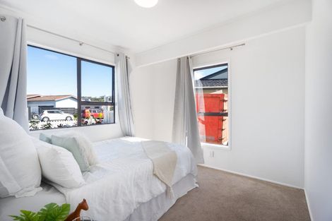 Photo of property in 43a Sunhaven Drive, Newlands, Wellington, 6037