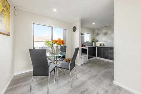 Photo of property in 2/4 Maplesden Drive, Clendon Park, Auckland, 2103