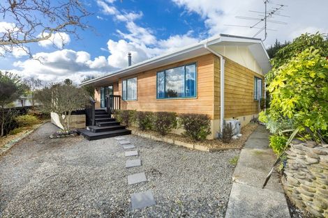Photo of property in 2 Monarch Grove, Maoribank, Upper Hutt, 5018