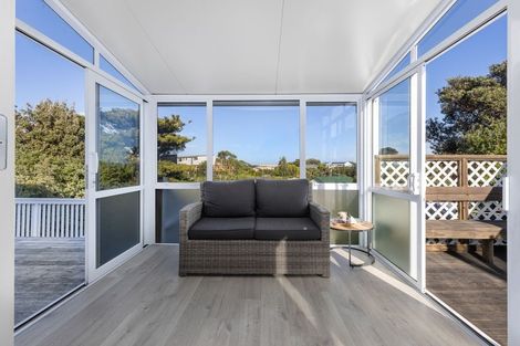 Photo of property in 8 Hughes Street, Waikanae Beach, Waikanae, 5036
