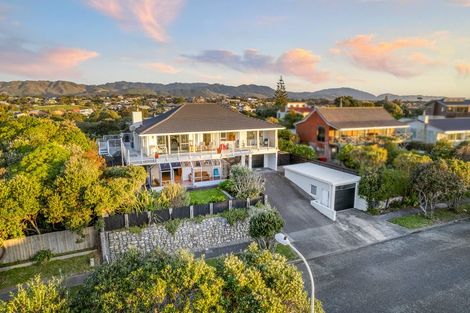 Photo of property in 8 Ara Kuaka, Waikanae Beach, Waikanae, 5036