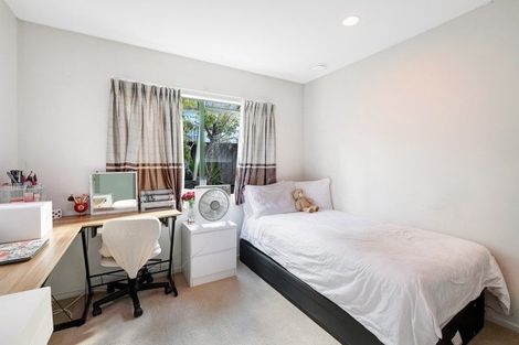 Photo of property in 1/21 Jumento Place, Unsworth Heights, Auckland, 0632