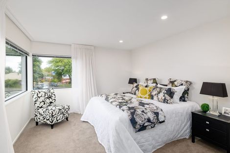 Photo of property in 22 Brockhall Lane, Avonhead, Christchurch, 8042