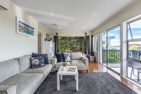 Photo of property in 2/12 Girrahween Drive, Totara Vale, Auckland, 0629