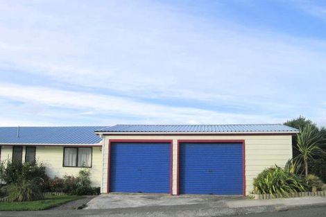 Photo of property in 6 Fernhaven Grove, Newlands, Wellington, 6037