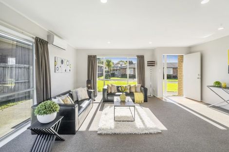 Photo of property in 15 Hocken Place, Mangere Bridge, Auckland, 2022