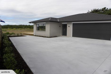 Photo of property in 13 Oxnam Place, Foxton Beach, Foxton, 4815