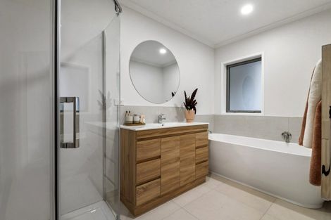 Photo of property in 18 Greenleaf Way, Northcross, Auckland, 0630