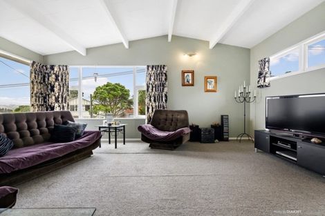 Photo of property in 9 Turville Crescent, Newlands, Wellington, 6037
