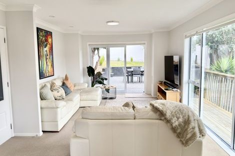 Photo of property in 42 Ravenstone Place, Chatswood, Auckland, 0626