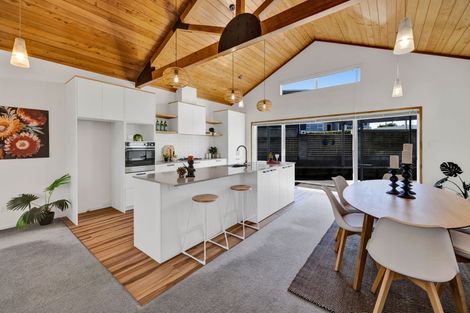 Photo of property in 11 Margaret Place, Merrilands, New Plymouth, 4312