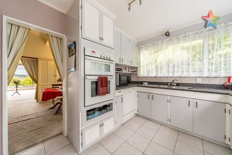 Photo of property in 2 Honeysuckle Grove, Maungaraki, Lower Hutt, 5010