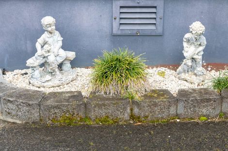 Photo of property in 35 Castleford Street, Green Bay, Auckland, 0604