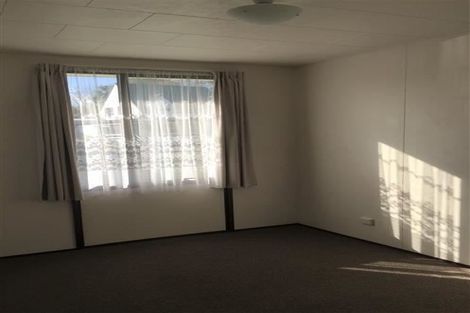 Photo of property in 1/4 Hanson Place, West Harbour, Auckland, 0618