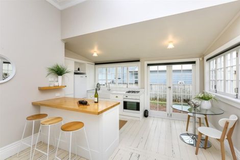 Photo of property in 32 Belt Road, Moturoa, New Plymouth, 4310